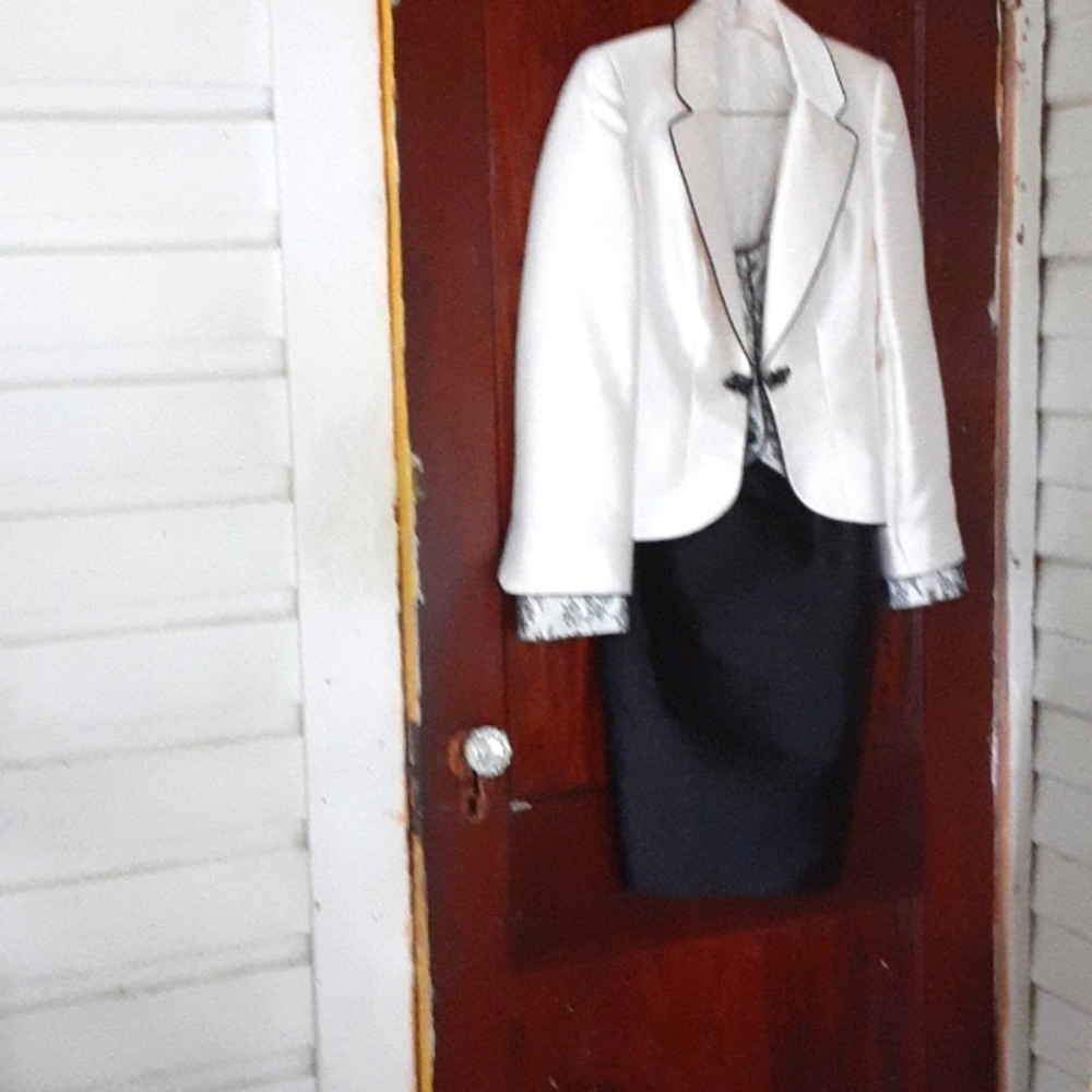 No Name 100% silk 2pc suit sz XS pit 15 inches lace Tuxedo style w/ beaded butto